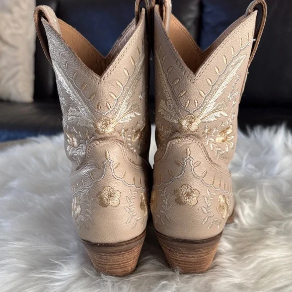 Dingo Floral Embroidered Cream Heeled Boots Sand AS IS size 7.5 - Picture 5 of 16